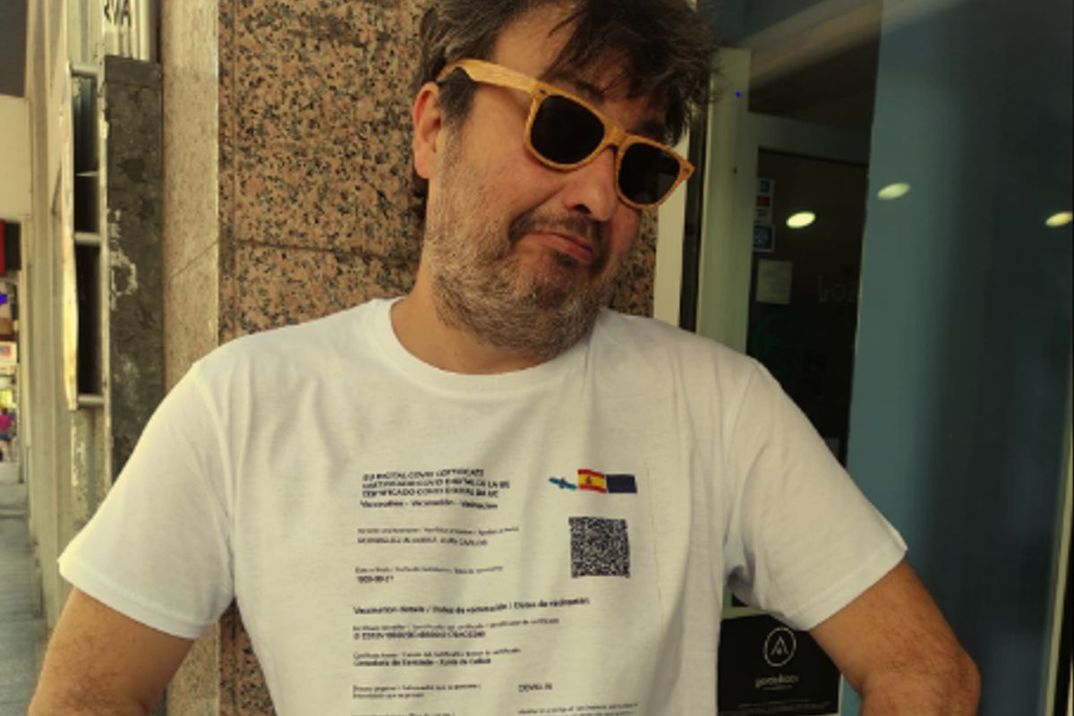 El español que creó poleras con el «Pase de Movilidad» estampado